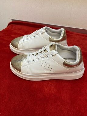 Outwoods White and Gold Combo fashion sneakers women’s size 8.